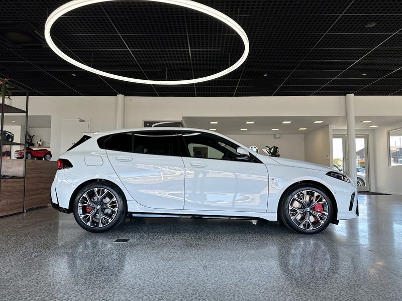 2025 BMW 1 Series 120 Hatch image 4