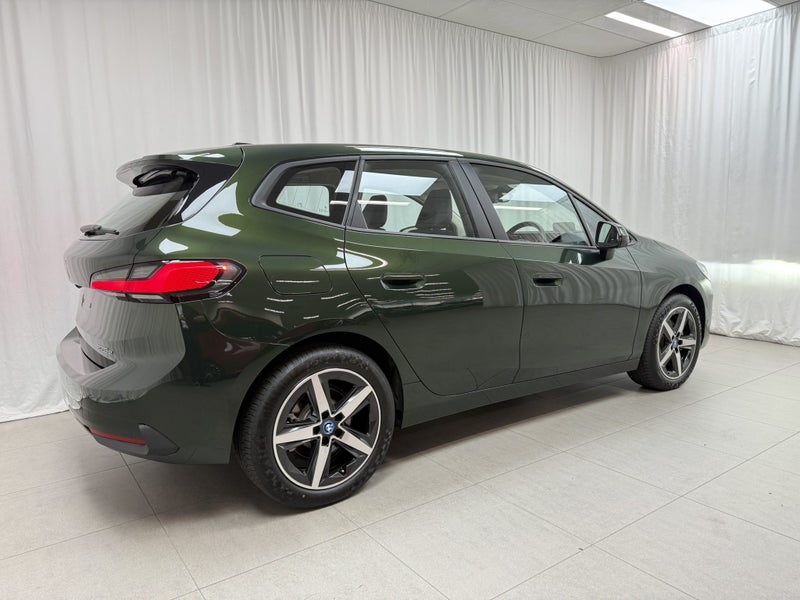 2025 BMW 225e 225e xDrive Active Tourer image 3