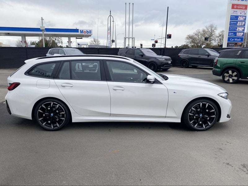 2025 BMW 320d X Drive Touring - image 4