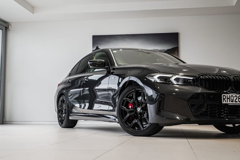 2025 BMW 320i Sedan image 2