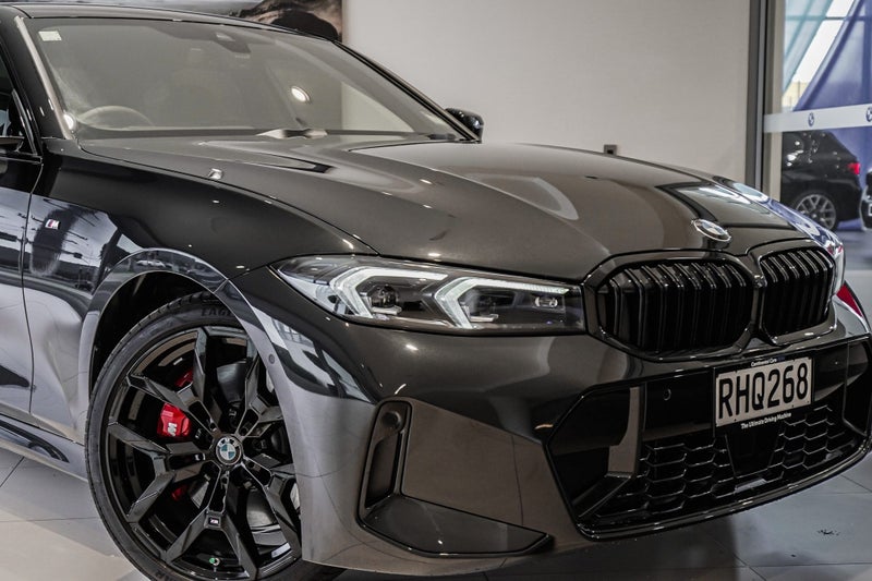 2025 BMW 320i Sedan image 3