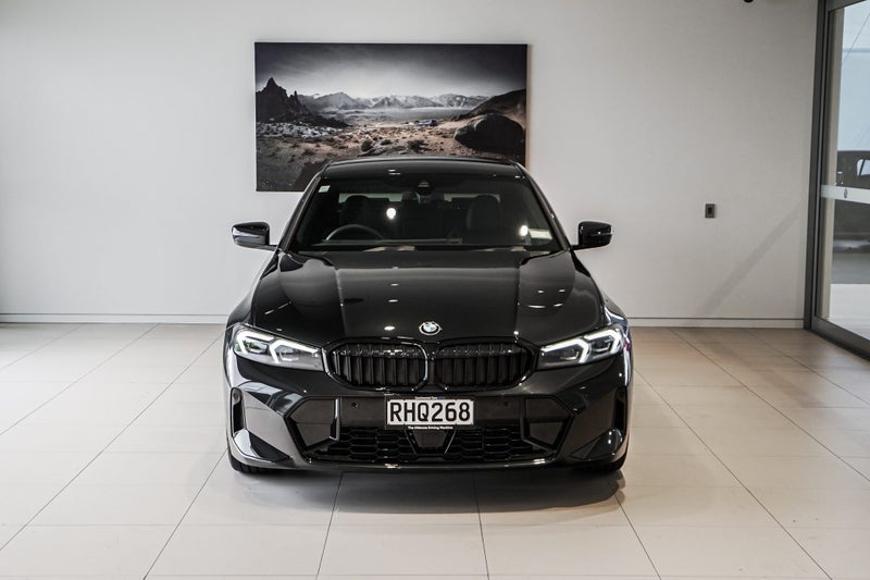 2025 BMW 320i Sedan image 4