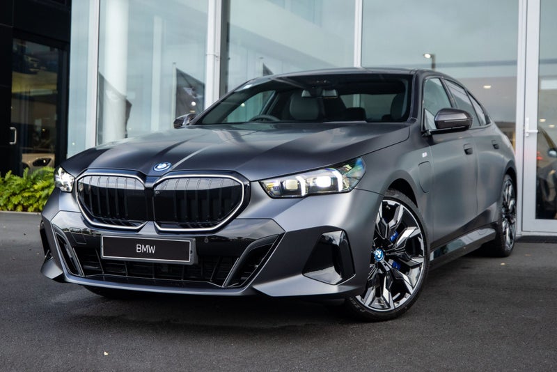 2025 BMW 5 Series 550E image 1