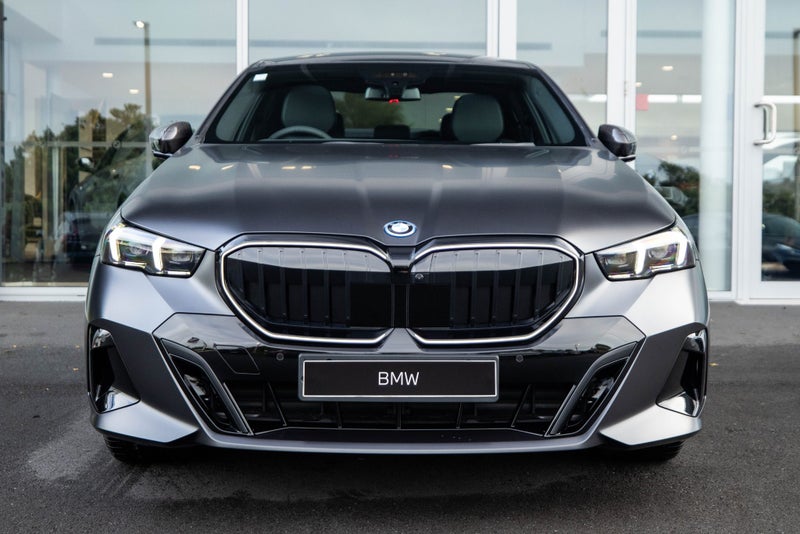 2025 BMW 5 Series 550E image 2