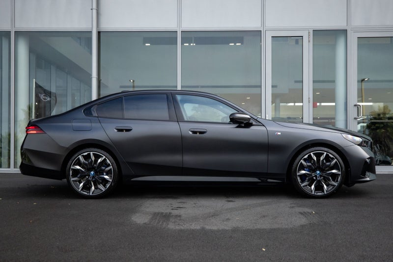 2025 BMW 5 Series 550E image 3