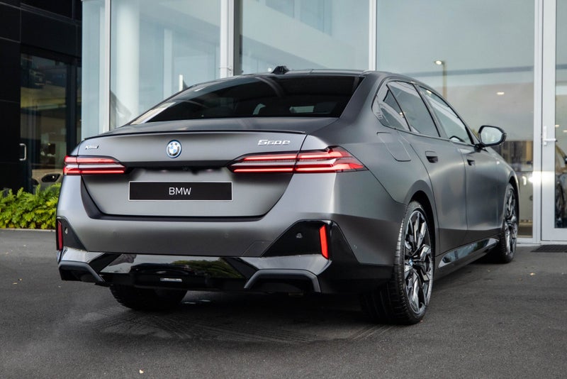 2025 BMW 5 Series 550E image 4