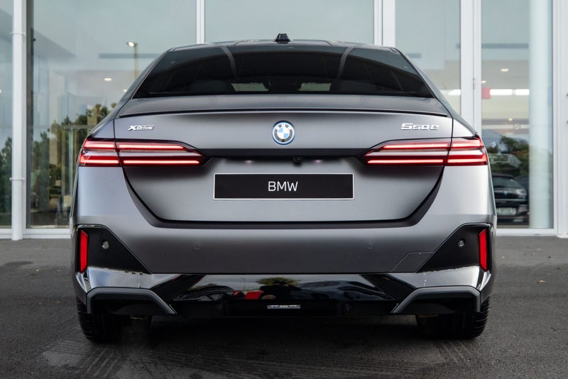 2025 BMW 5 Series 550E image 5