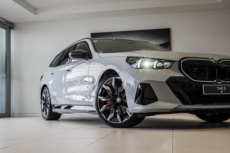2025 BMW 5 Series M60 Touring image 2