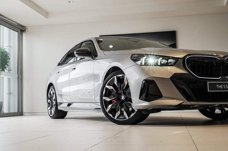2025 BMW 550e 12FK xDrive Sedan image 2