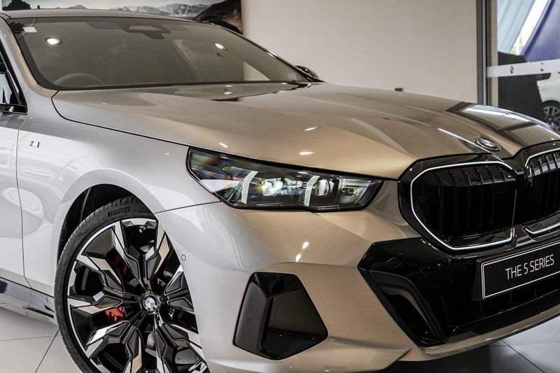 2025 BMW 550e 12FK xDrive Sedan image 3