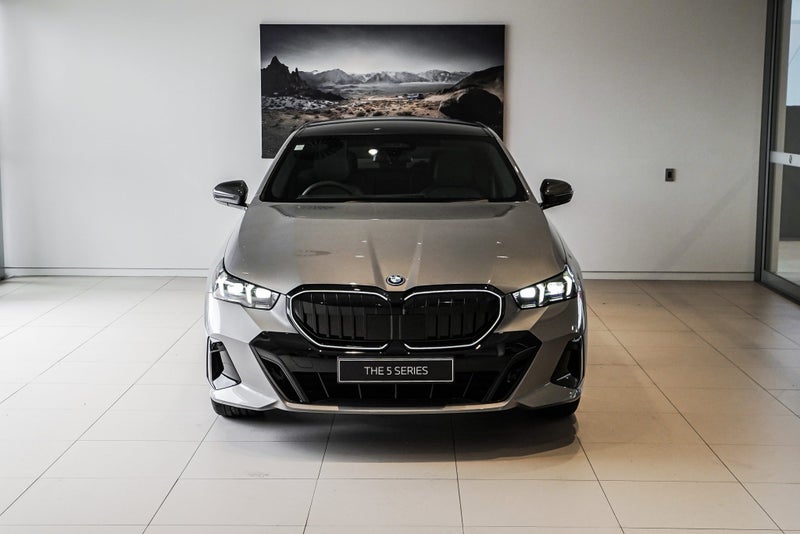 2025 BMW 550e 12FK xDrive Sedan image 4