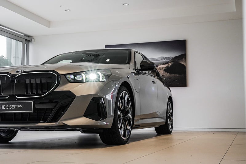 2025 BMW 550e 12FK xDrive Sedan image 5