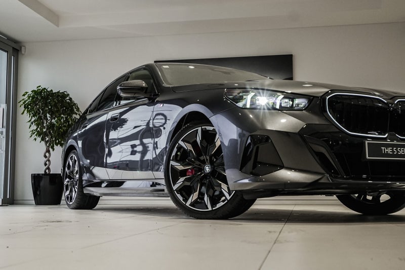 2025 BMW 550e xDrive image 2