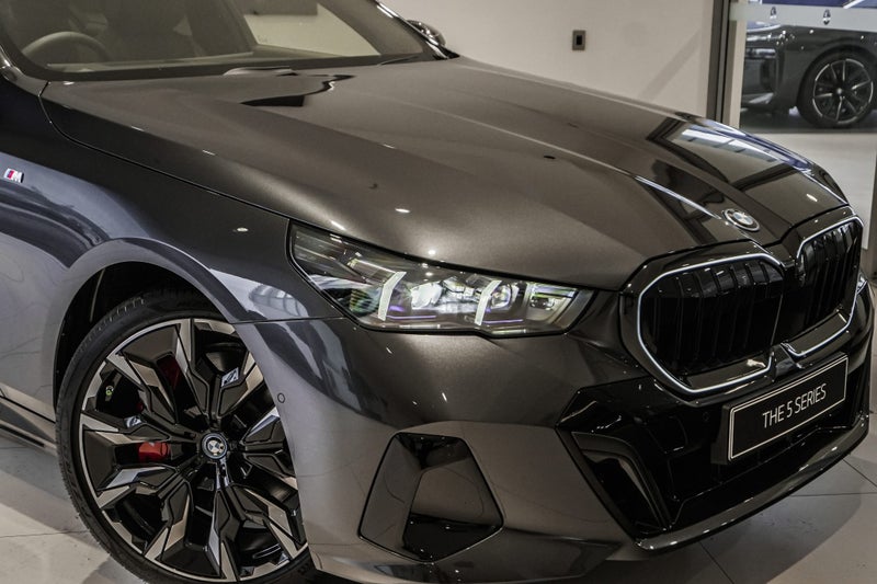 2025 BMW 550e xDrive image 3