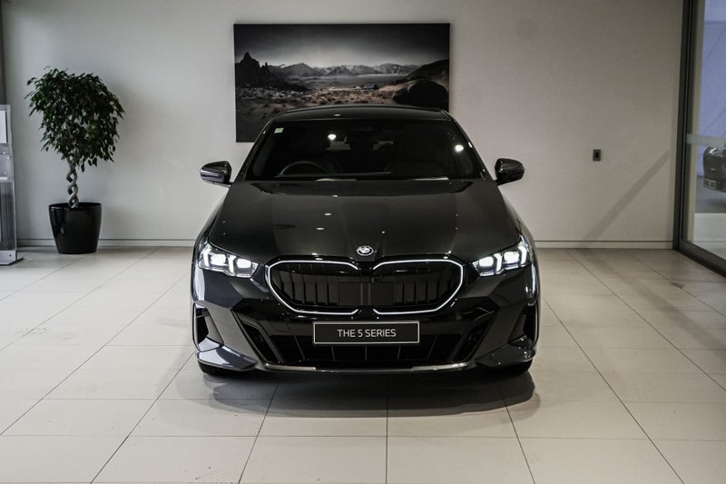 2025 BMW 550e xDrive image 4