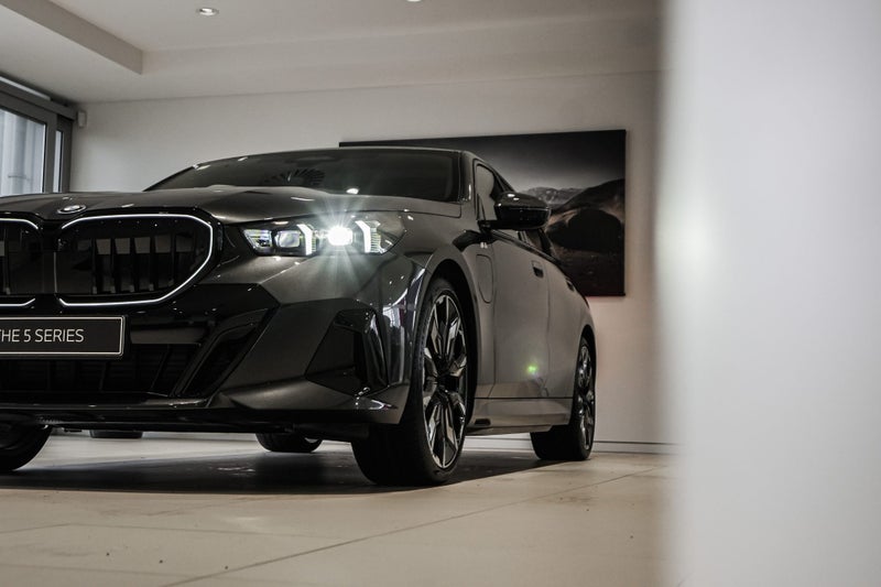2025 BMW 550e xDrive image 5