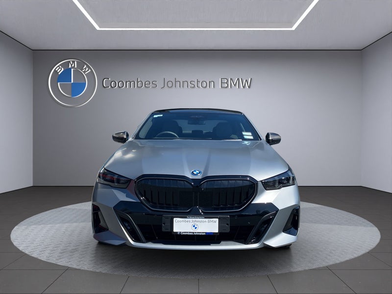 2025 BMW 550i 550e image 2