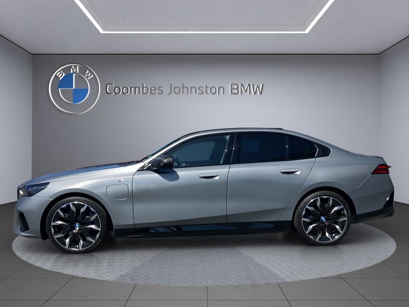 2025 BMW 550i 550e image 3