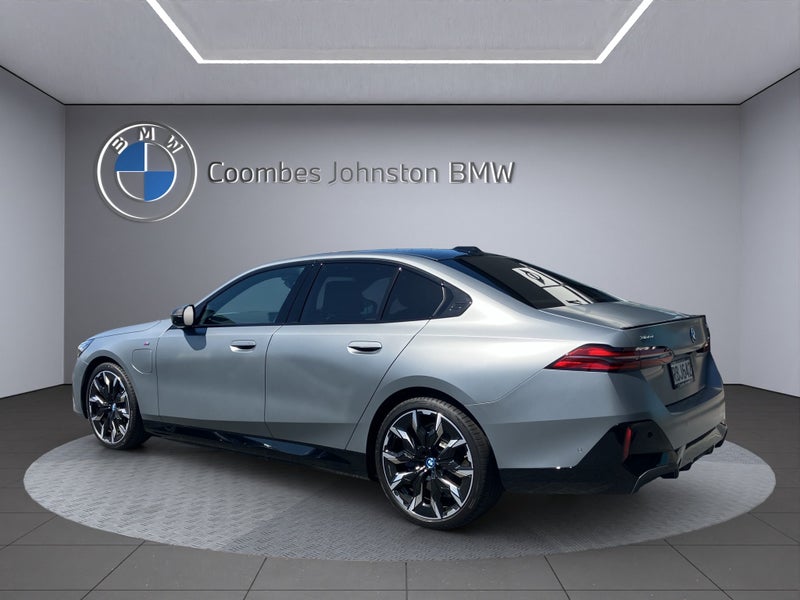 2025 BMW 550i 550e image 4