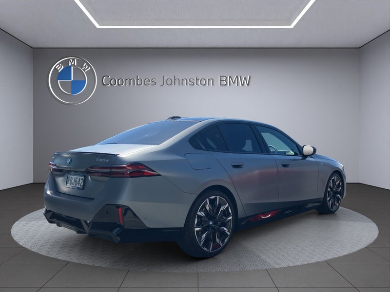 2025 BMW 550i 550e image 5