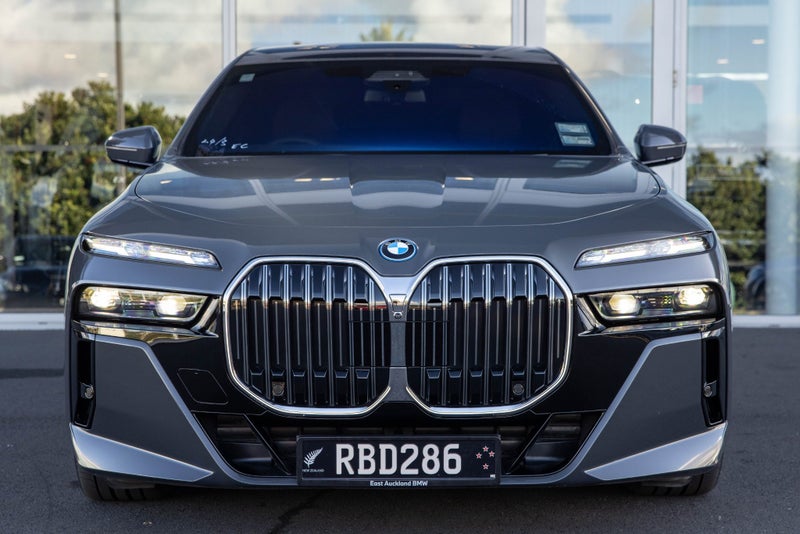 2025 BMW 750e X-Drive image 2
