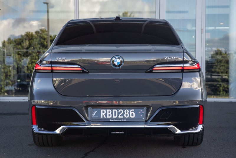 2025 BMW 750e X-Drive image 3