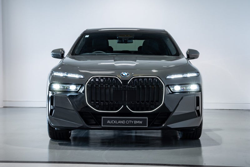 2025 BMW 750e xDrive with Connoisseur Lounge image 2