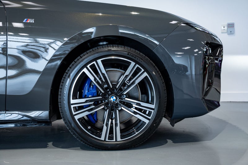 2025 BMW 750e xDrive with Connoisseur Lounge image 4