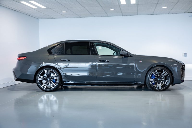 2025 BMW 750e xDrive with Connoisseur Lounge image 5