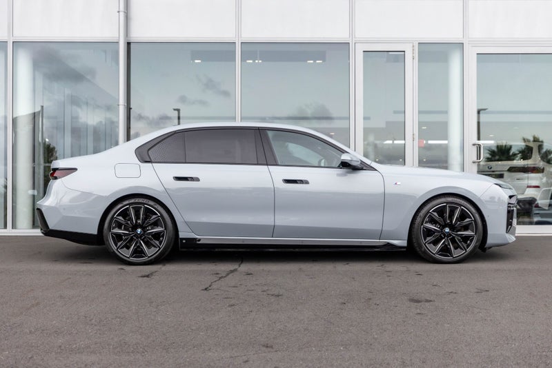 2025 BMW i7 I7 Xdrive60 image 3
