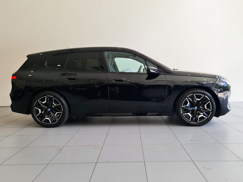 2025 BMW iX SPORT 40 xDrive image 3