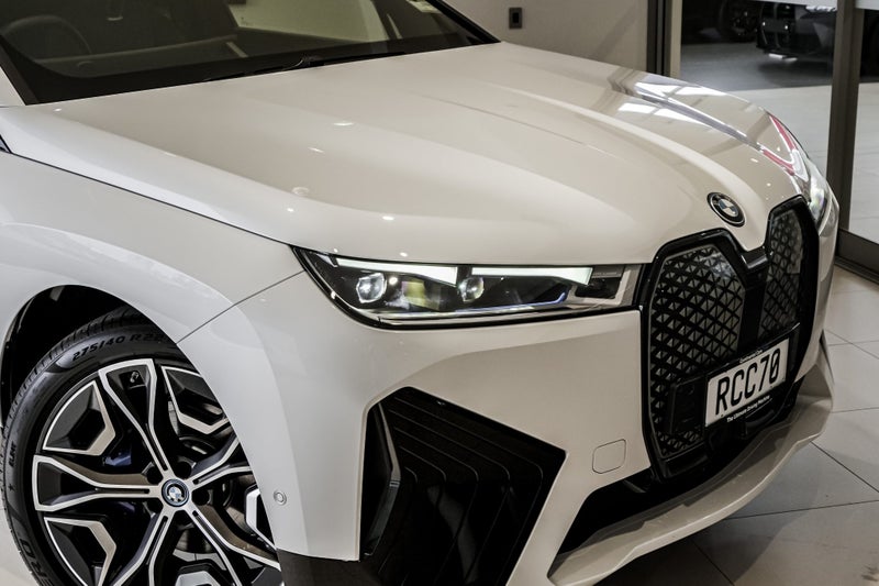 2025 BMW iX xDrive50 image 3