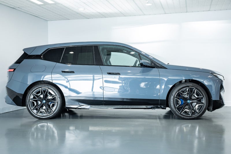 2025 BMW iX xDrive50 + Comfort image 4