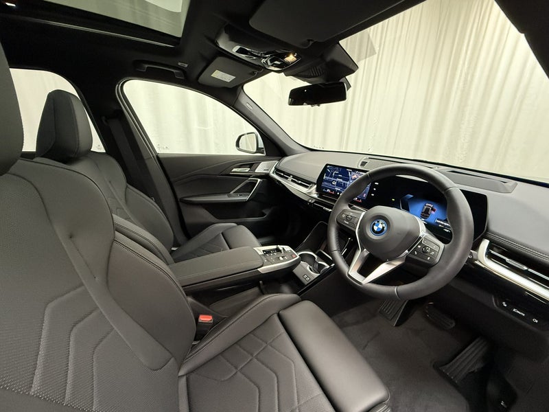 2025 BMW iX1 BMW iX1 xDrive30 image 4