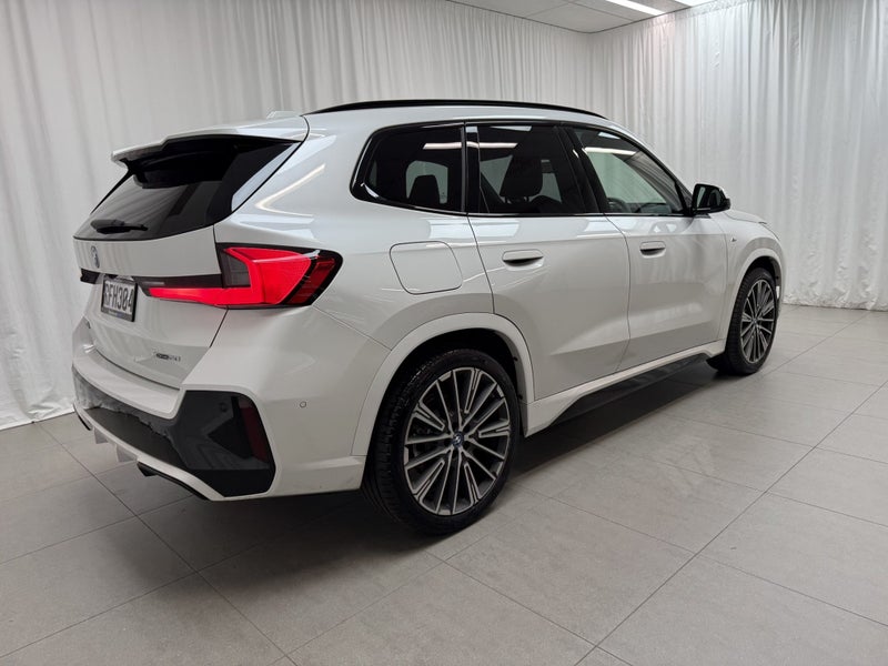 2025 BMW iX1 BMW iX1 xDrive30 with Innovations image 3