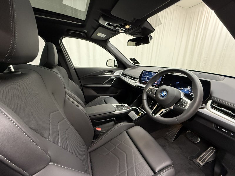 2025 BMW iX1 BMW iX1 xDrive30 with Innovations image 4