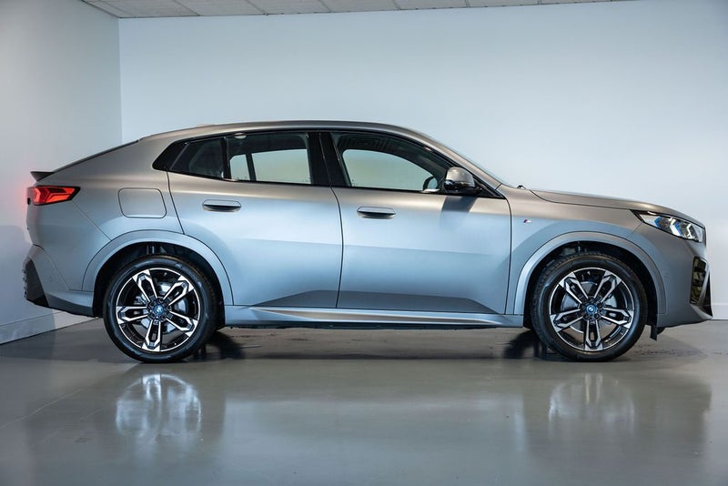 2025 BMW iX2 iX2 eDrive 20 image 3