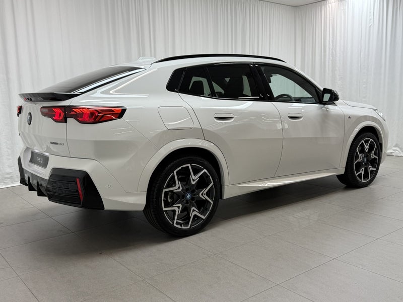 2025 BMW iX2 iX2 eDrive20 image 3