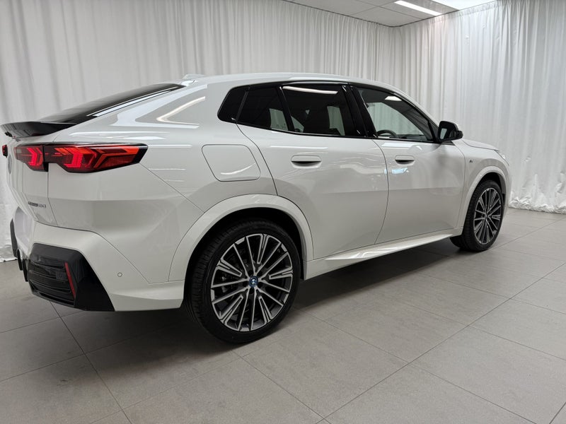 2025 BMW iX2 iX2 eDrive20 image 3