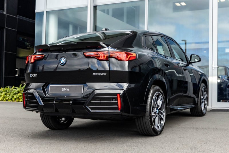 2025 BMW iX2 iX2 eDrive20 M Sport Pro Package image 5