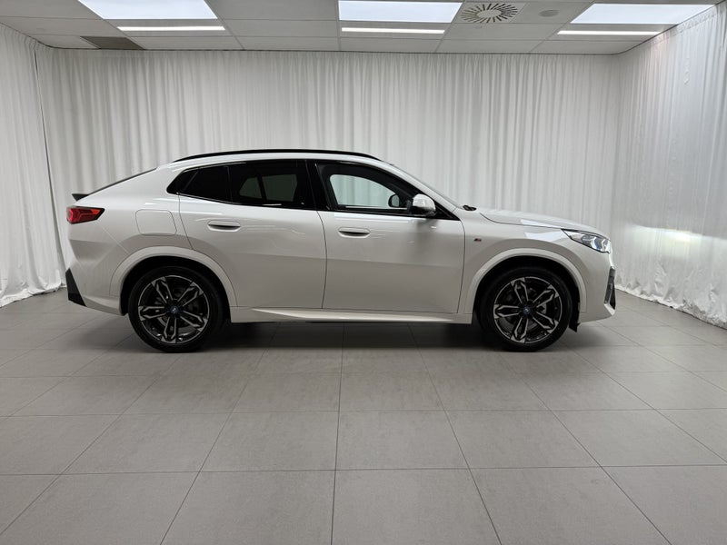 2025 BMW iX2 iX2 eDrive20 Motorsport image 2