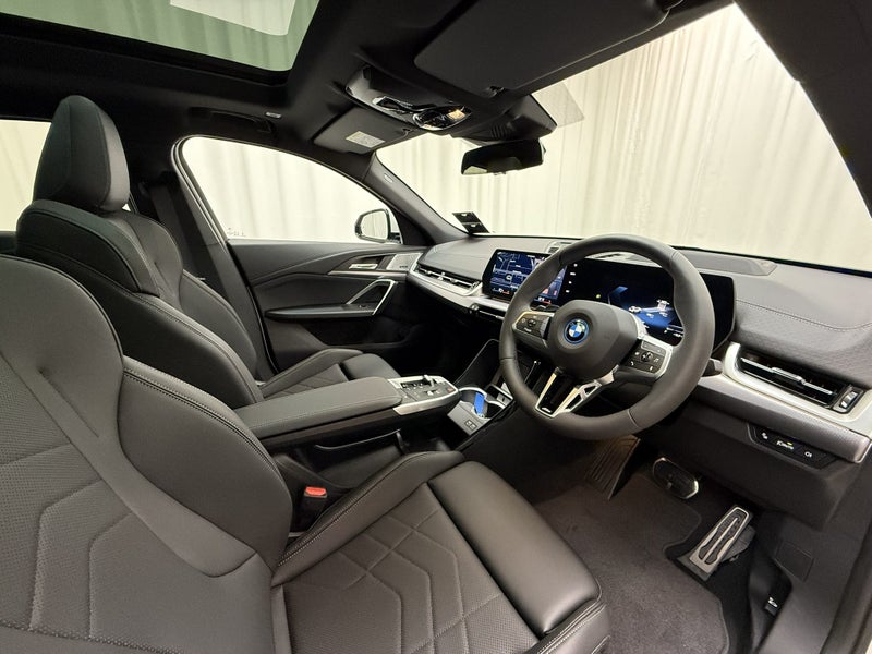 2025 BMW iX2 iX2 eDrive20 Motorsport image 4