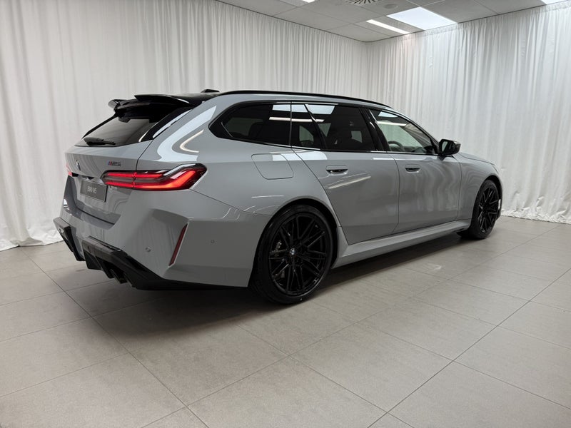 2025 BMW M5 M5 Touring image 3
