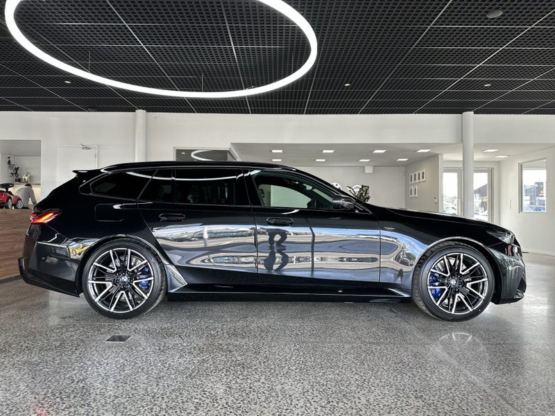 2025 BMW M5 Touring image 3