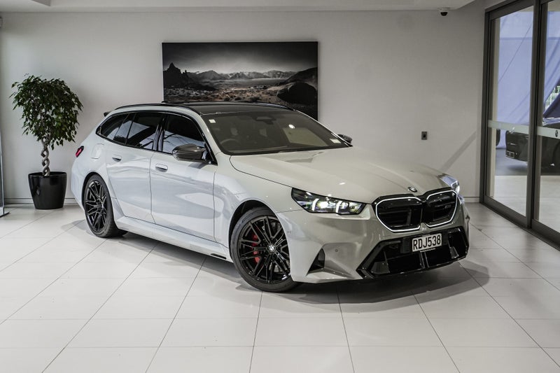 2025 BMW M5 Touring image 1