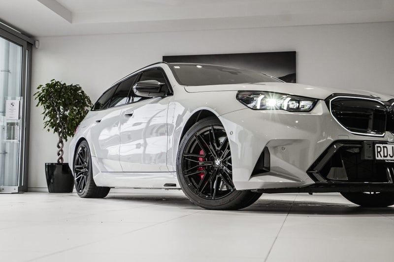 2025 BMW M5 Touring image 2