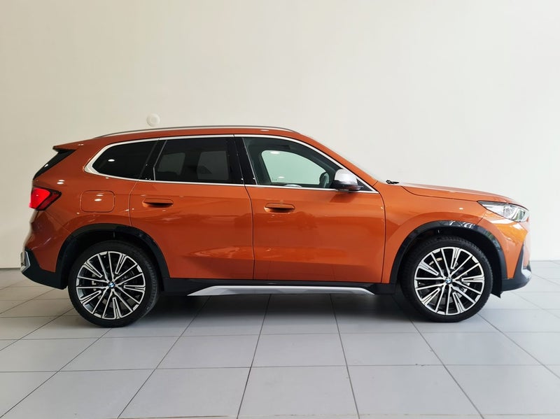 2025 BMW X1 S-drive18i X-Line Premium Utah Orange image 3