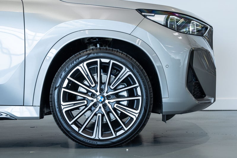 2025 BMW X1 xDrive25e - Plug-in Hybrid with Inn... image 4