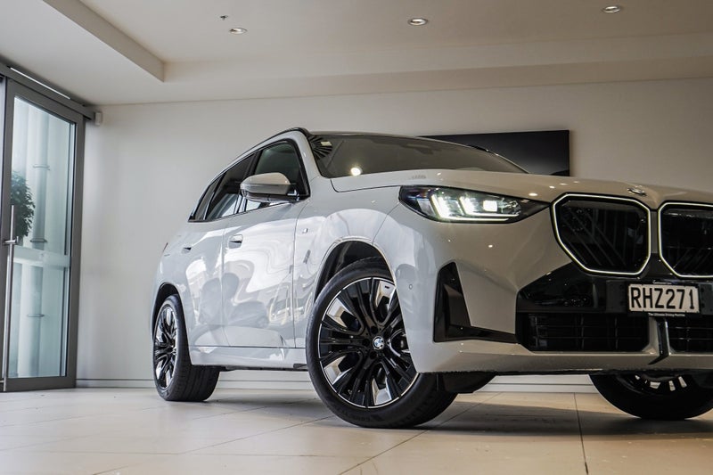 2025 BMW X3 20 xDrive image 2