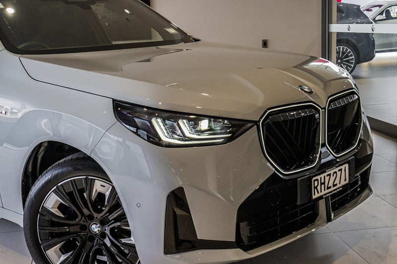 2025 BMW X3 20 xDrive image 3